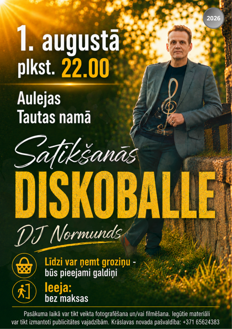 Vīrietis uzvalkā stāv pie žoga. Pasākuma afiša