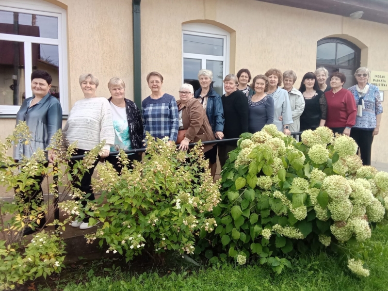 Pasākuma dalībnieku kopbilde pie bibliotēkas
