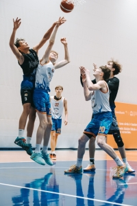 Puiši spēlē basketbolu