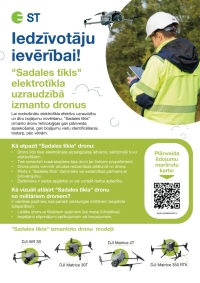 Darbinieks aizsargapģērbā ar planšeti vēro lidojošu dronu