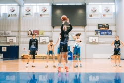 Puiši spēlē basketbolu