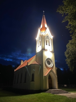 Izgaismota Krāslavas luterāņu baznīca vakarā