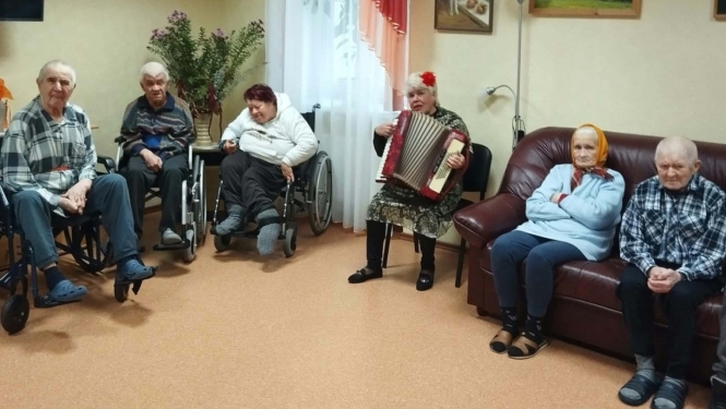 Sieviete spēlē akordeonu senioru pulciņā