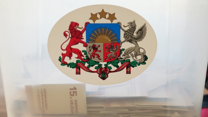 Vēlēšanu kaste ar vēlēšanu aploksnēm