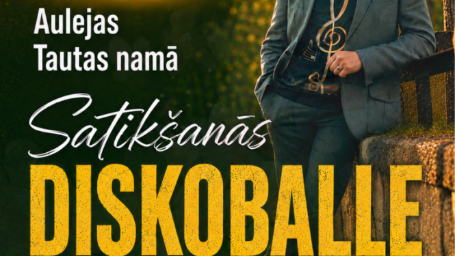 Vīrietis uzvalkā stāv pie žoga. Pasākuma afiša