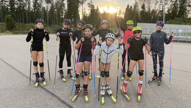 Rollerslēpotājas ķiverēs un aizsargekipējumā kopbildē