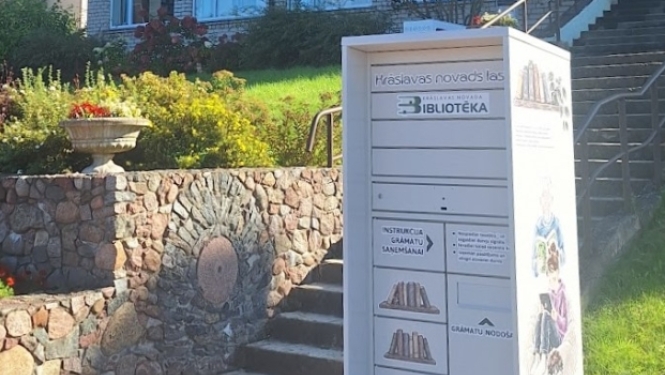 Bibliomāts pie bibliotēkas
