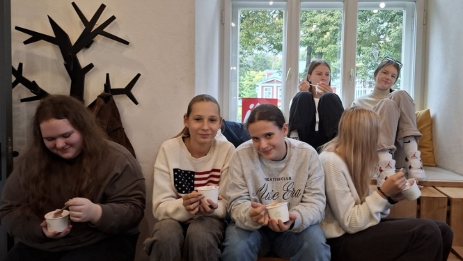 Skolēni garšo saldējumu