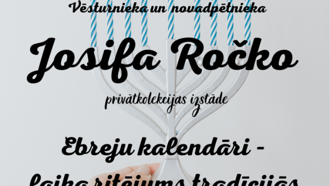 Roka baltā džempera piedurknē tur baltu deviņzaru svečturi ar zilām degošām svecēm