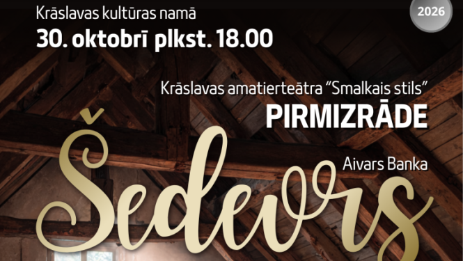 Tumša bēniņu telpa ar koka sijām, loga gaismu, vecu velosipēdu. Pasākuma afiša