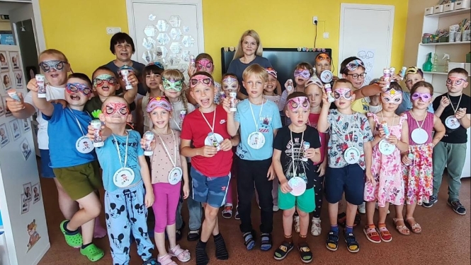 Bērni un pedagogi kopīgā grupas foto