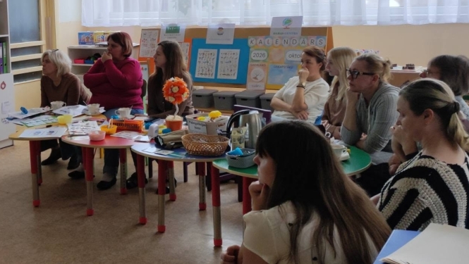 Pedagogi piedalās izglītojošā seminārā