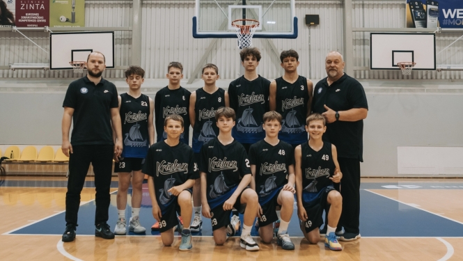 Basketbola komandas kopīgais foto