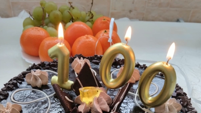 Torte ar iedegtām svecītēm