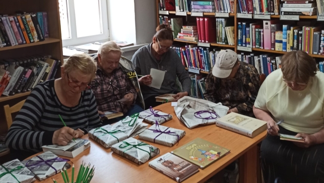 Bibliotēkas apmeklētāji piedalās viktorīnā