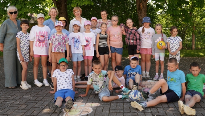 Bērnu un skolotāju kopbilde