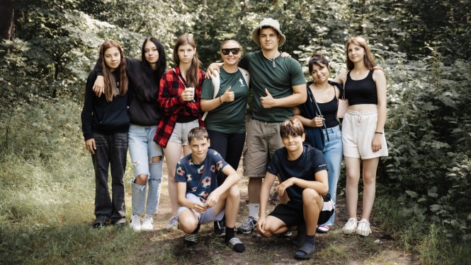 Jauniešu grupa mežā