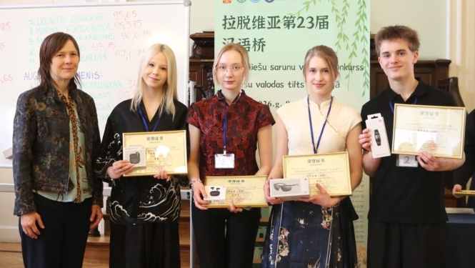 Skolēni ar diplomiem