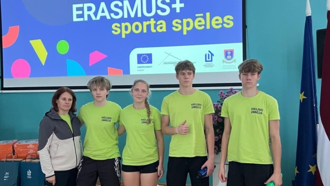 Skolēni Erasmus+ sporta spēļu pasākumā kopā ar skolotāju