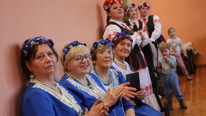 Svētku dalībnieki tautu tērpos
