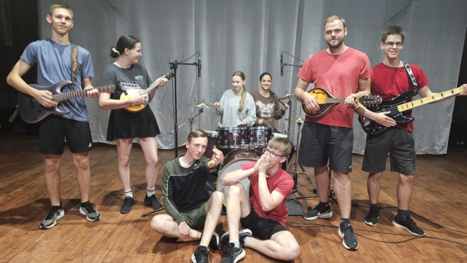Jauniešu muzikālā grupa uz skatuves