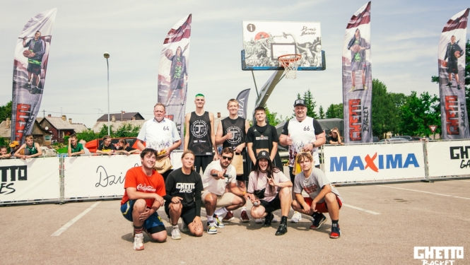 Turnīra dalībnieki un organizatori kopīgā foto pēc “Ghetto Basket” sacensībām