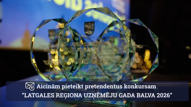 Stikla balvas uz galda. Aicinājums pieteikt pretendentus konkursam.