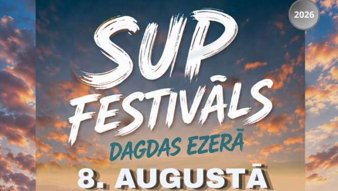 Cilvēki uz SUP dēļiem uz ezera, saulrietā. Pasākuma afiša