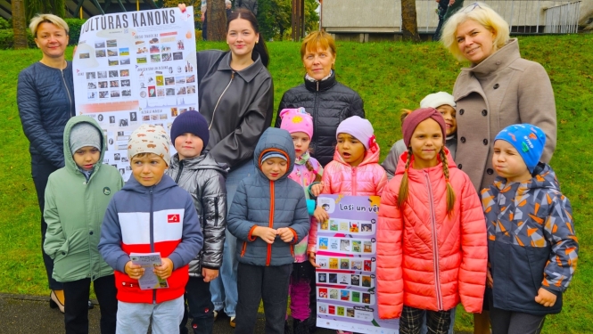 Bērni un pieaugušie piedalās lasīšanas veicināšanas pasākumā