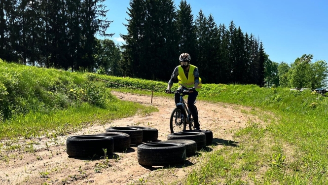 Velosipēdists šķēršļu trasē
