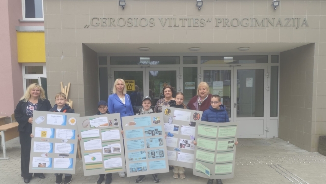 Skolēni un pedagogi pie Visaginas “Gerosios vilties” proģimnāzijas