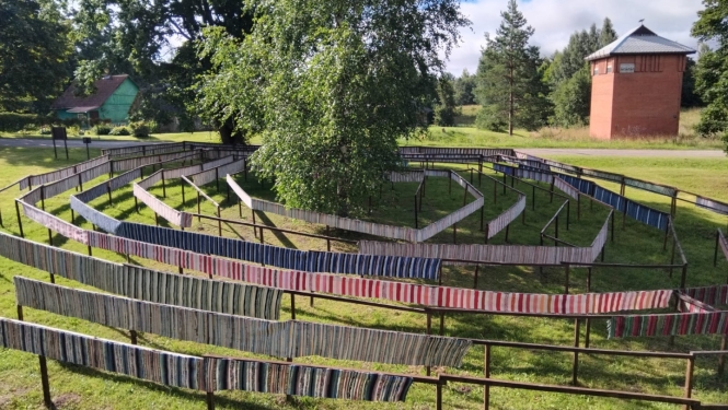 Austie celiņi izvietoti labirintā zālienā