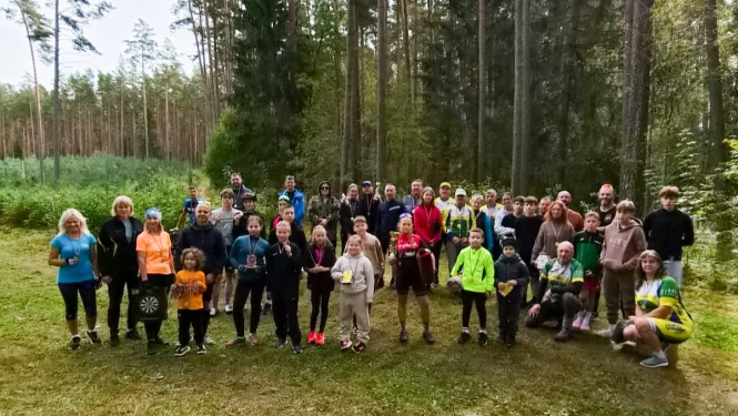 Dalībnieku kopīgs foto mežā