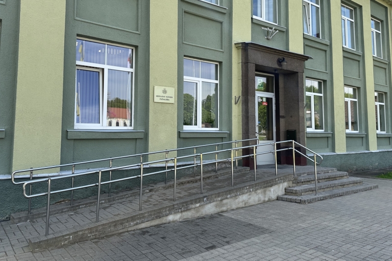 Krāslavas novada pašvaldības ēkas ieeja ar uzbrauktuvi un kāpnēm
