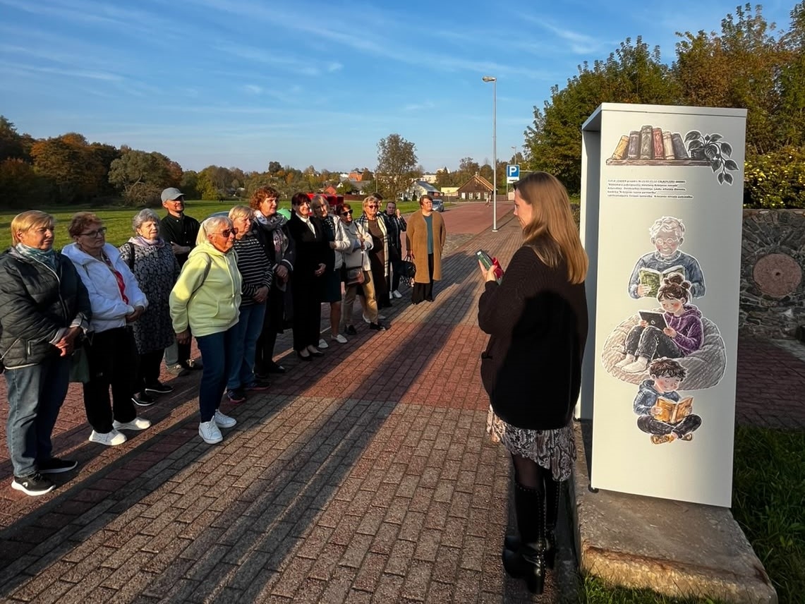 Bibliotēkas apmeklētāji iepazīstas ar grāmatu nodošanas skapi