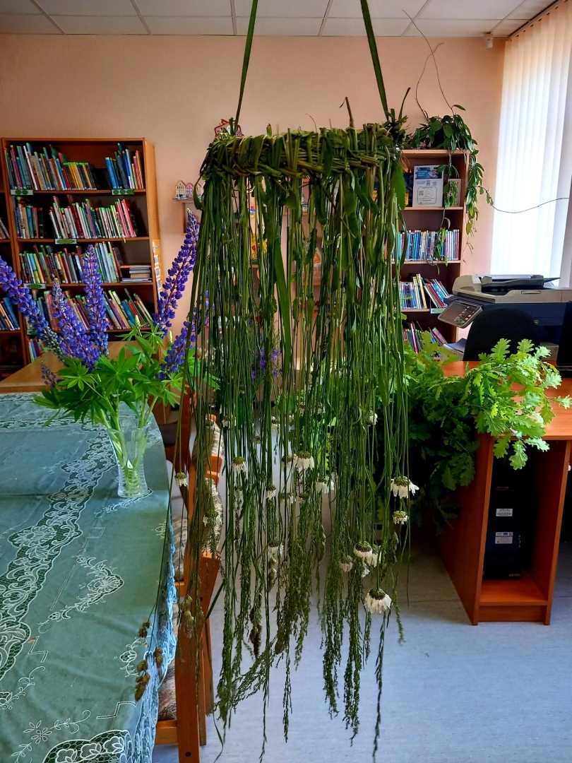 Jāņu zāļu dekors bibliotēkā