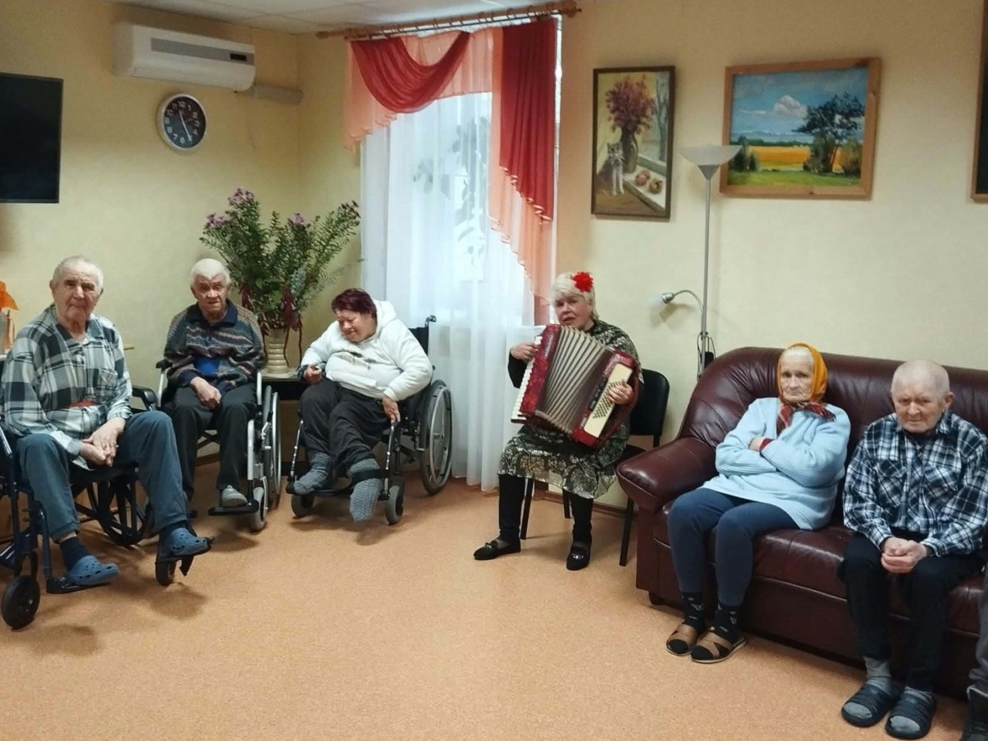 Sieviete spēlē akordeonu senioru pulciņā