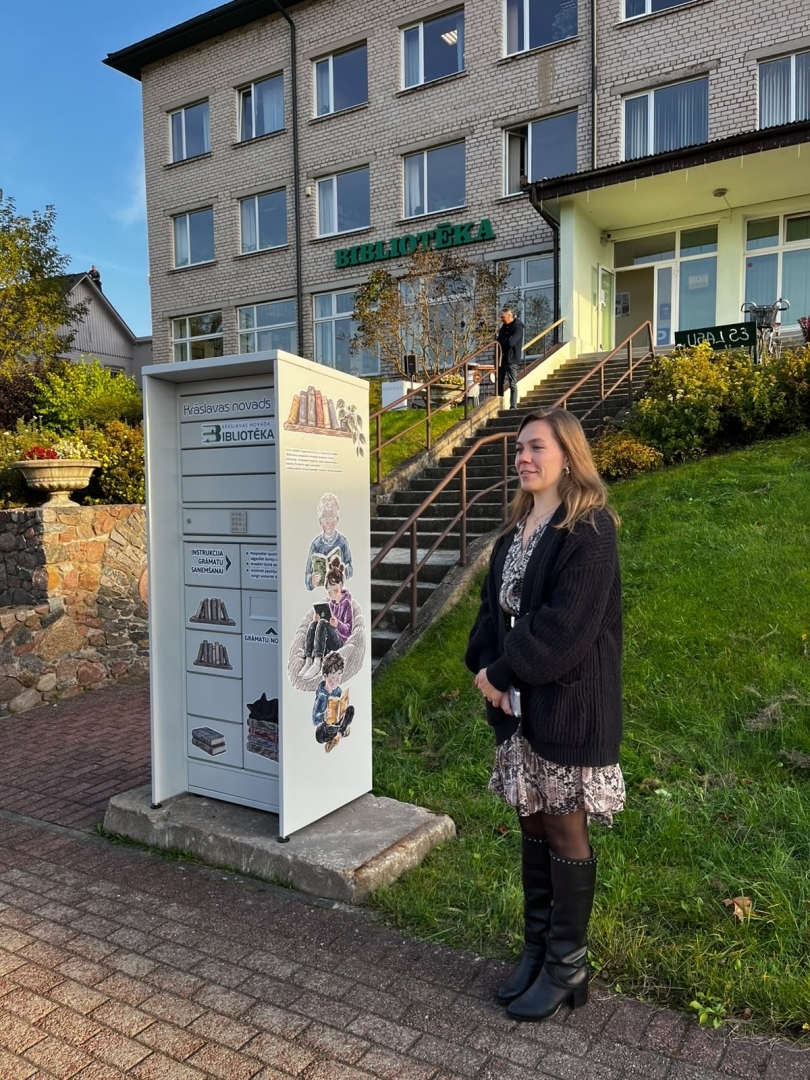 Bibliotekāre pie grāmatu nodošanas skapja