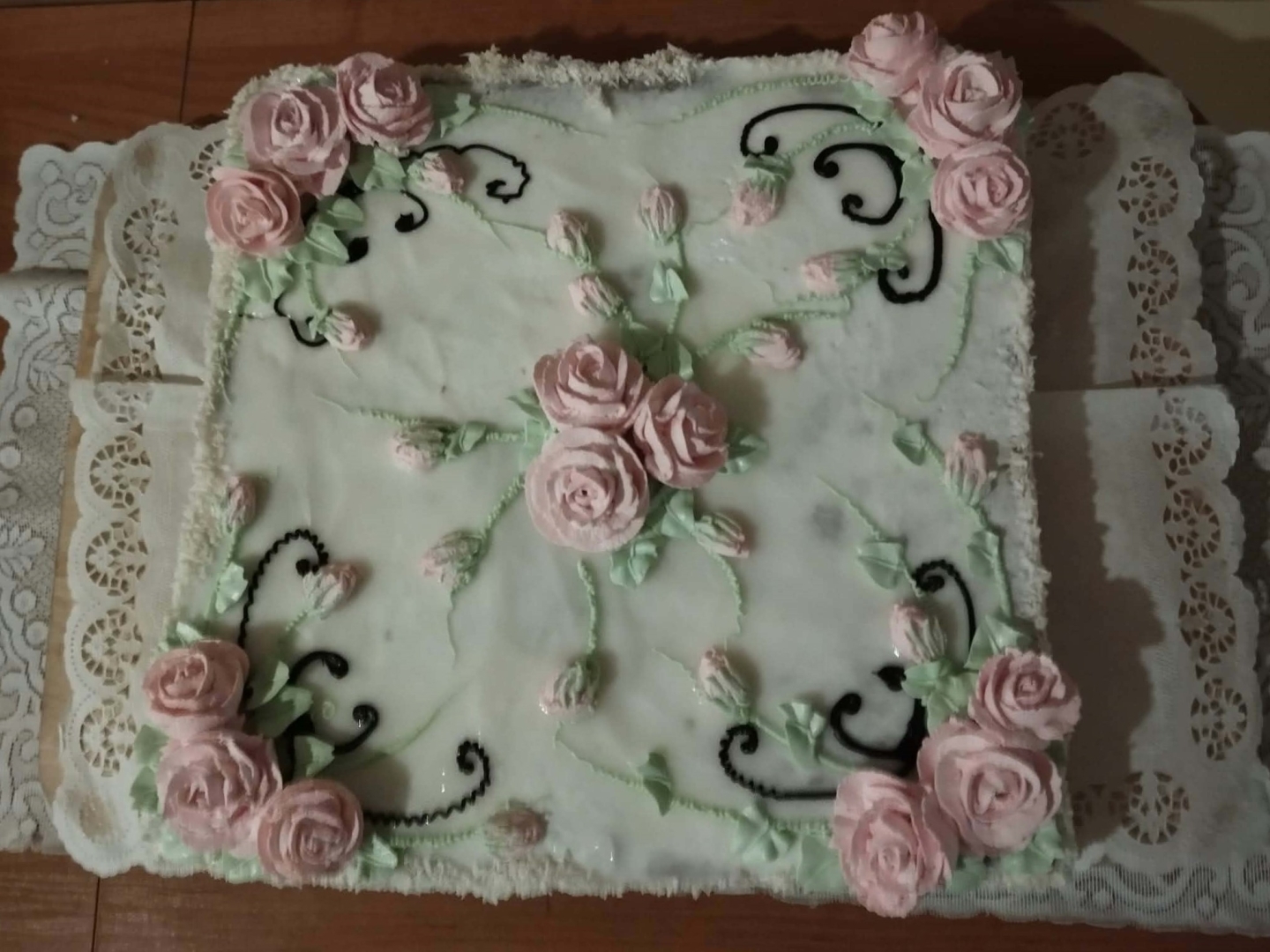 Torte ar rozā rozēm