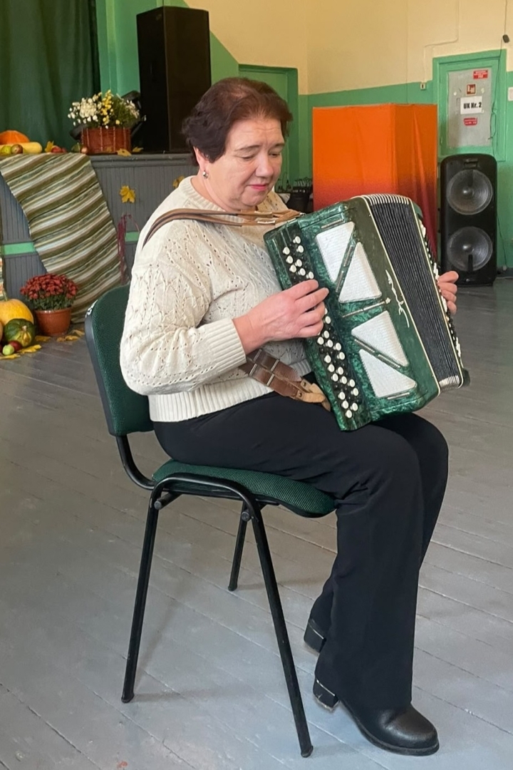 Sieviete spēlē bajānu