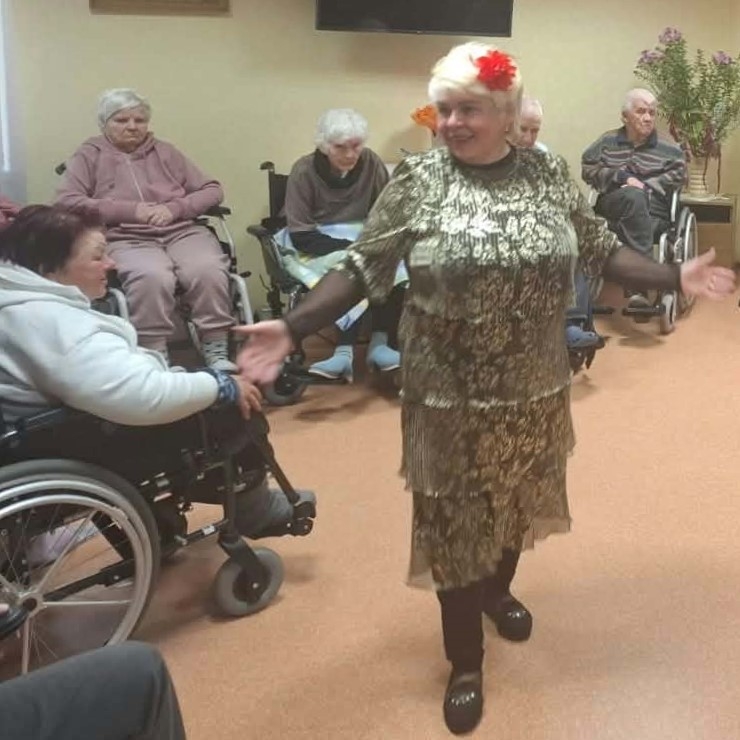 Seniori pulcējas atpūtas telpā