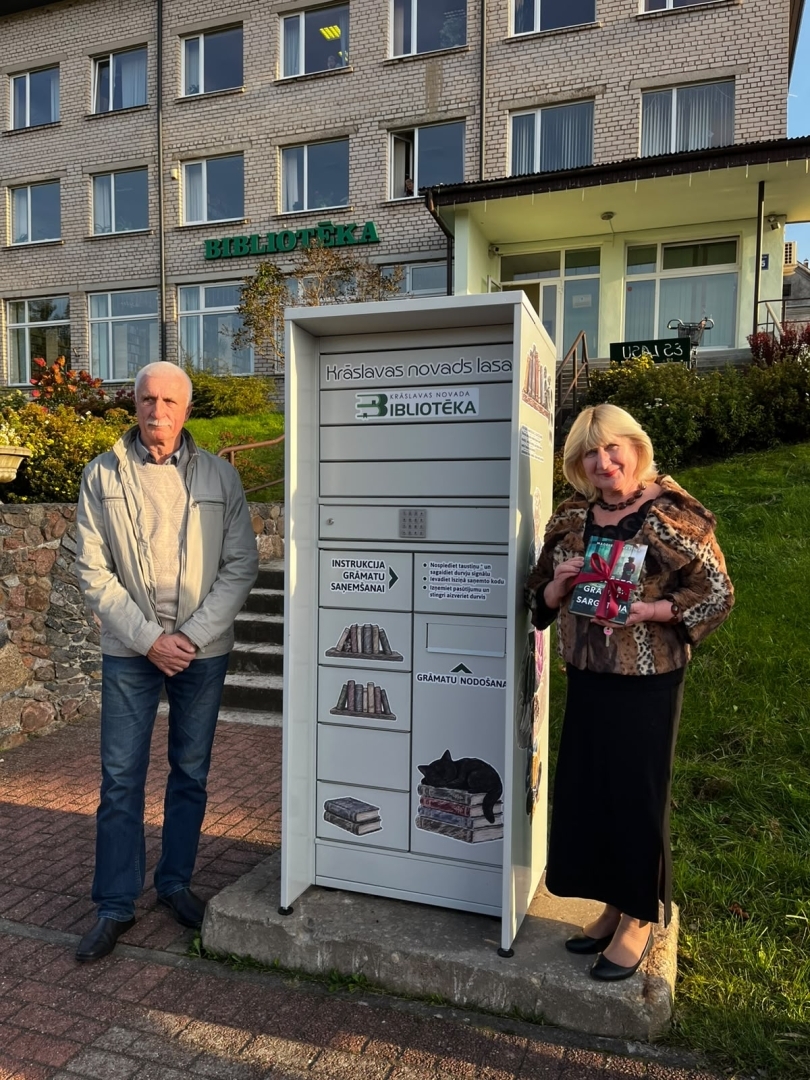 Bibliotēkas darbinieki pie grāmatu nodošanas skapja
