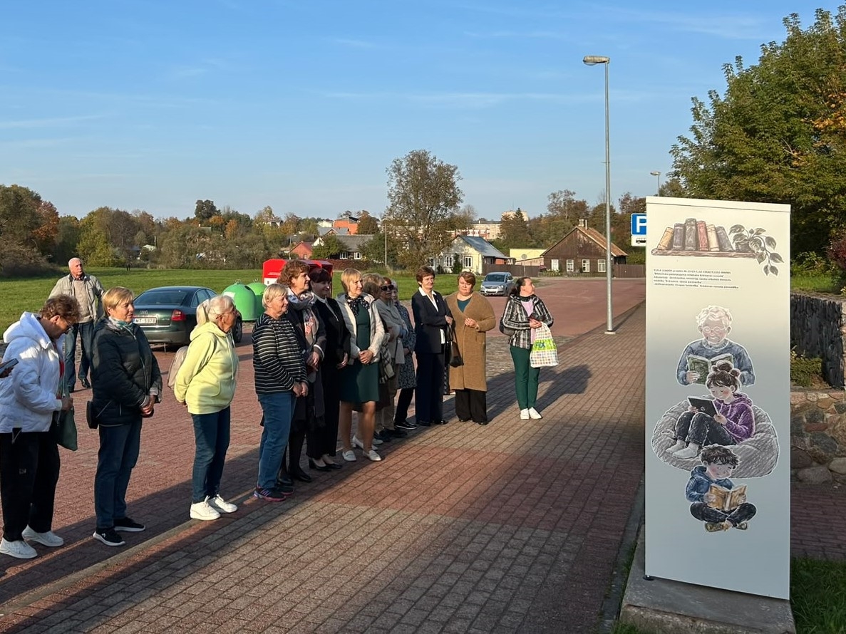 Bibliotēkas apmeklētāji pulcējas pie grāmatu nodošanas skapja