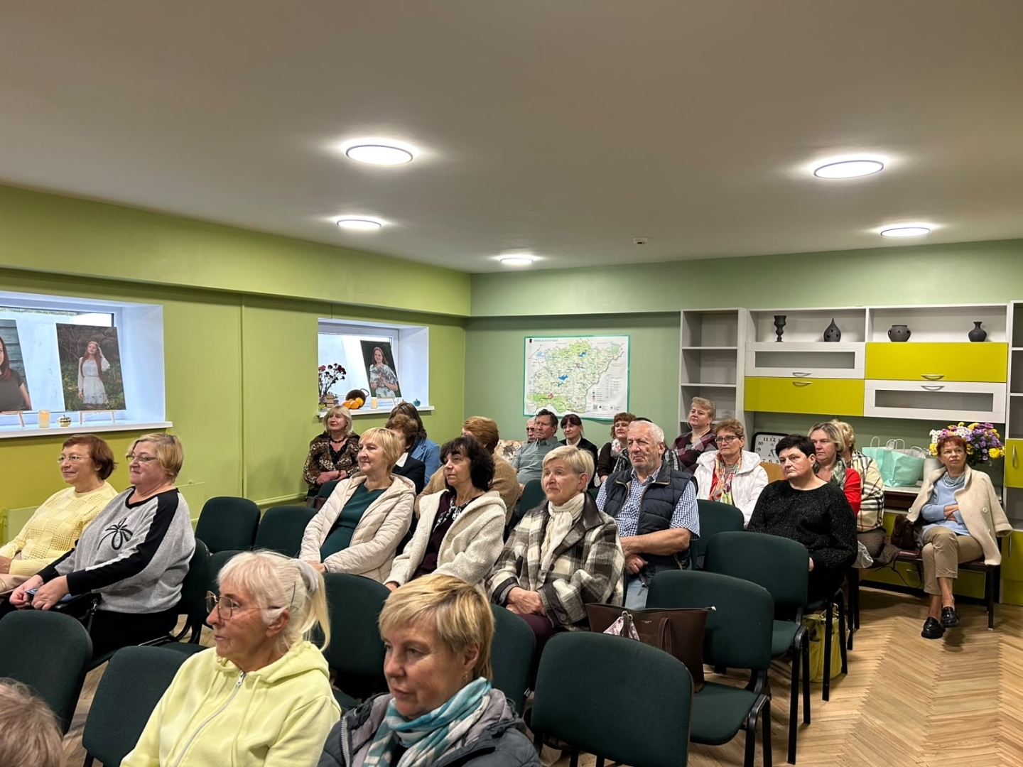 Apmeklētāji klausās pasākuma prezentāciju bibliotēkā