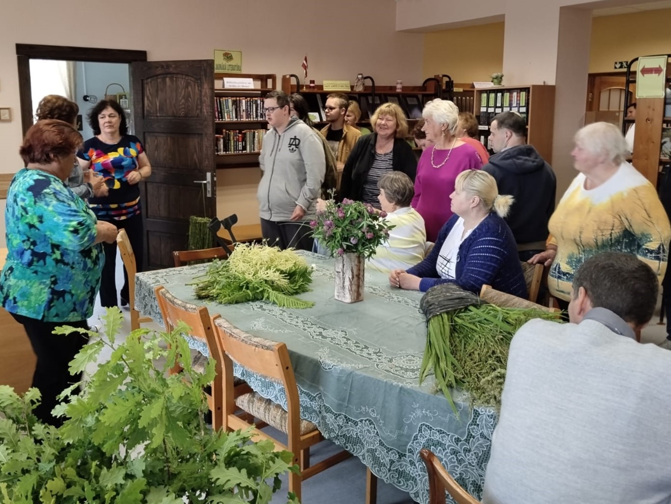 Dalībnieki klausās stāstījumu