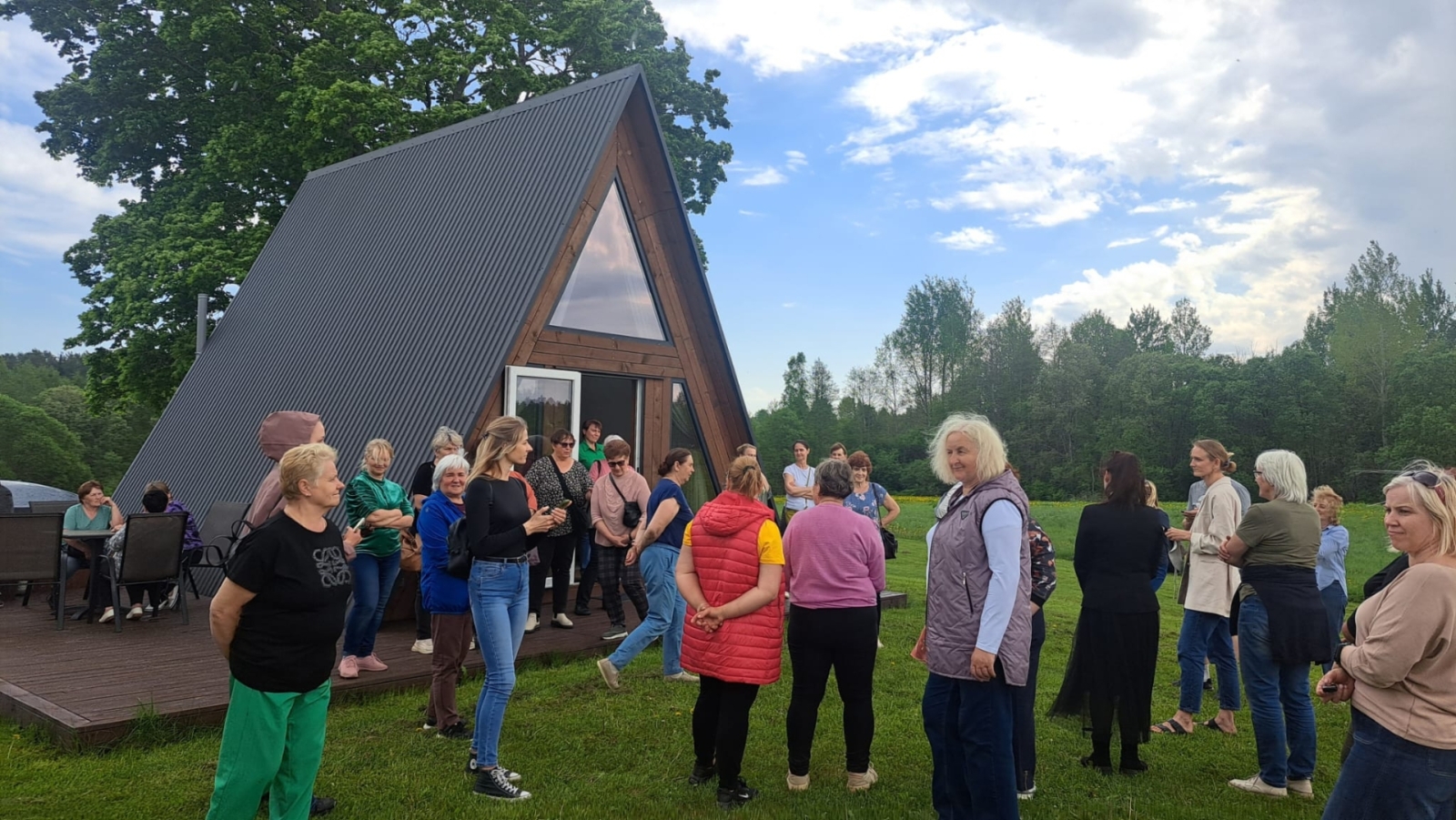 Moderna atpūtas māja laukos