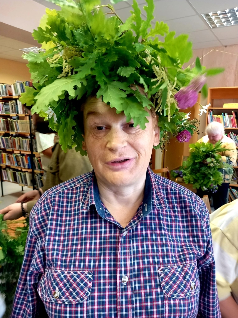 Vīrietis ozollapu vainagā