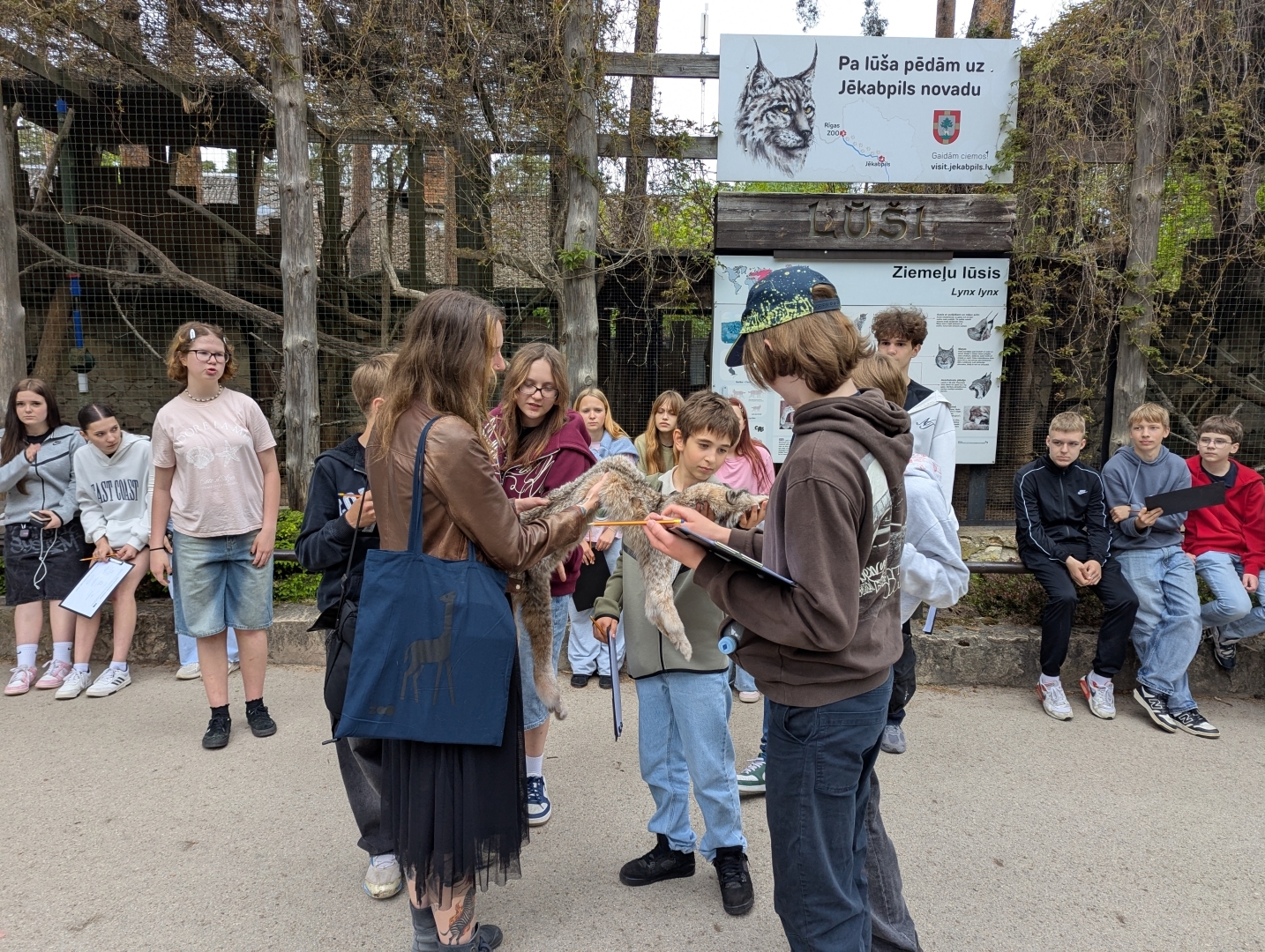 Skolēni zoodārzā pēta lūša izbāzeni