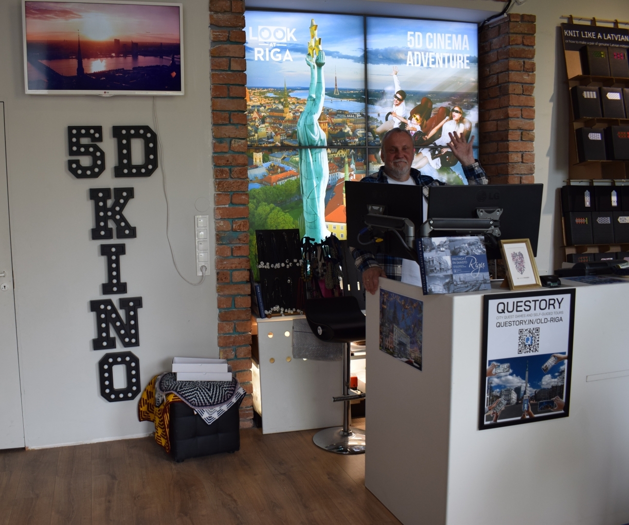 Vīrietis stāv pie 5D kino informācijas stenda