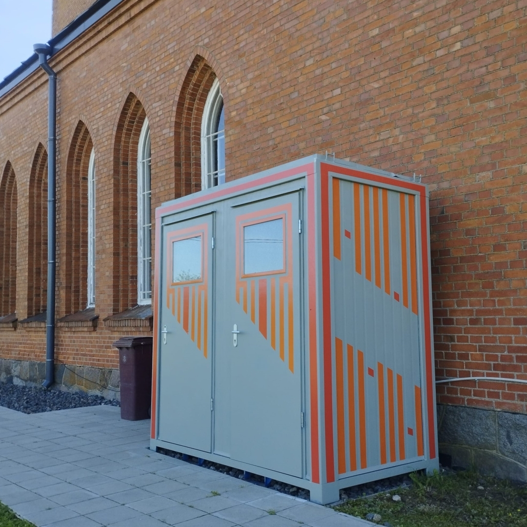 Tehniska būve ar oranžiem grafiskiem akcentiem